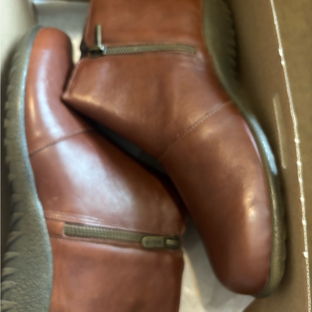 Naot Soft Chestnut Leather Footwear New
